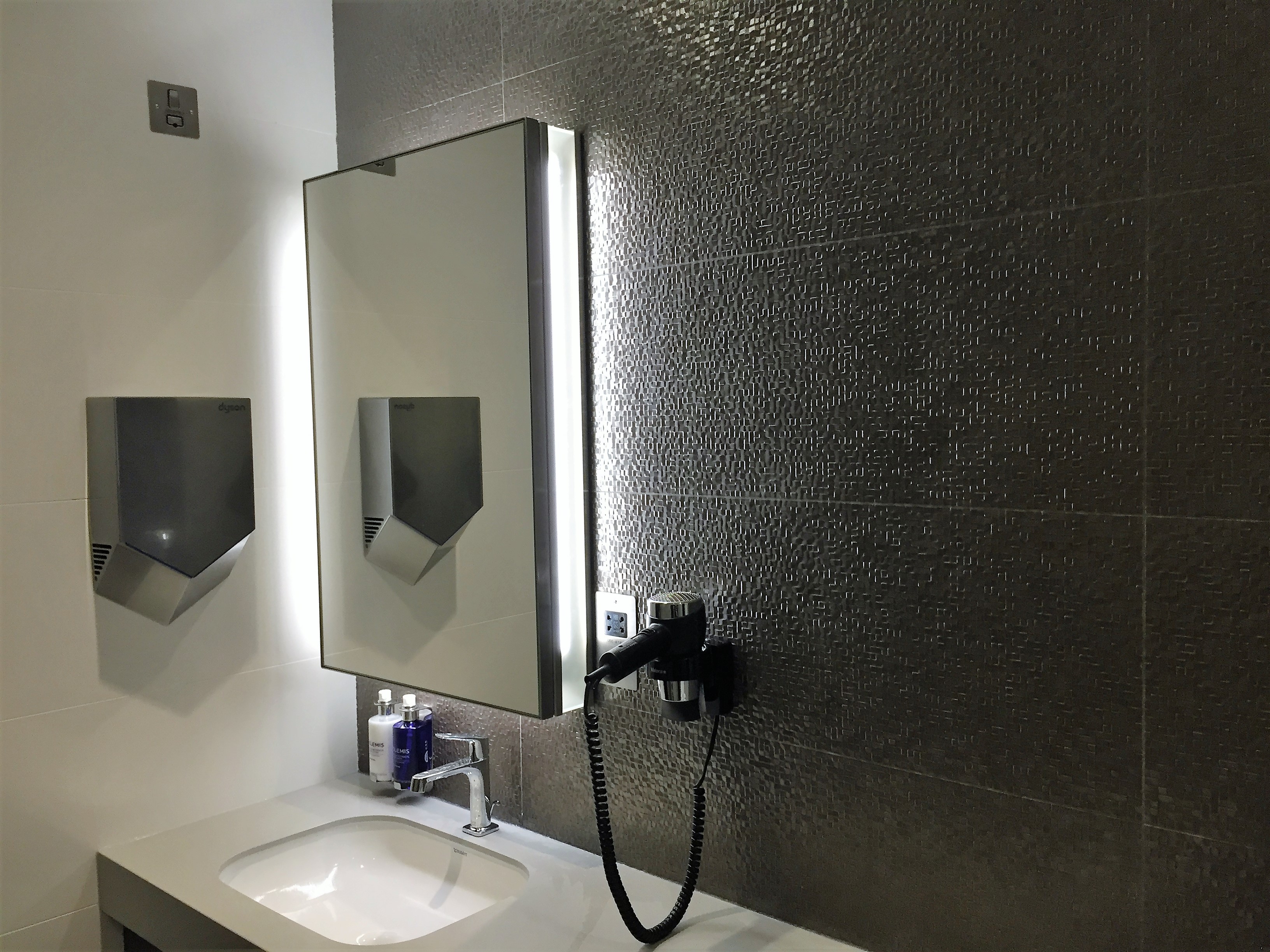 BA new club lounge gatwick south shower room