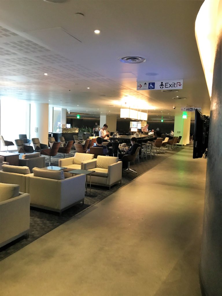 oneworld business class lounge Los Angeles review