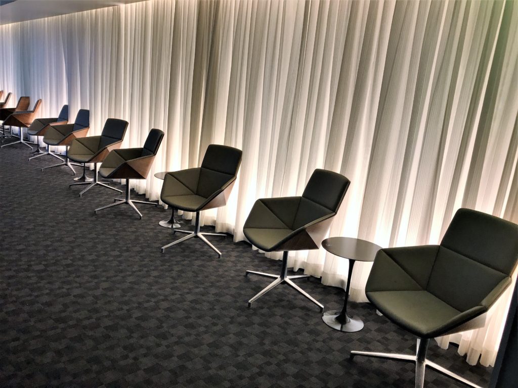 oneworld business class lounge Los Angeles review