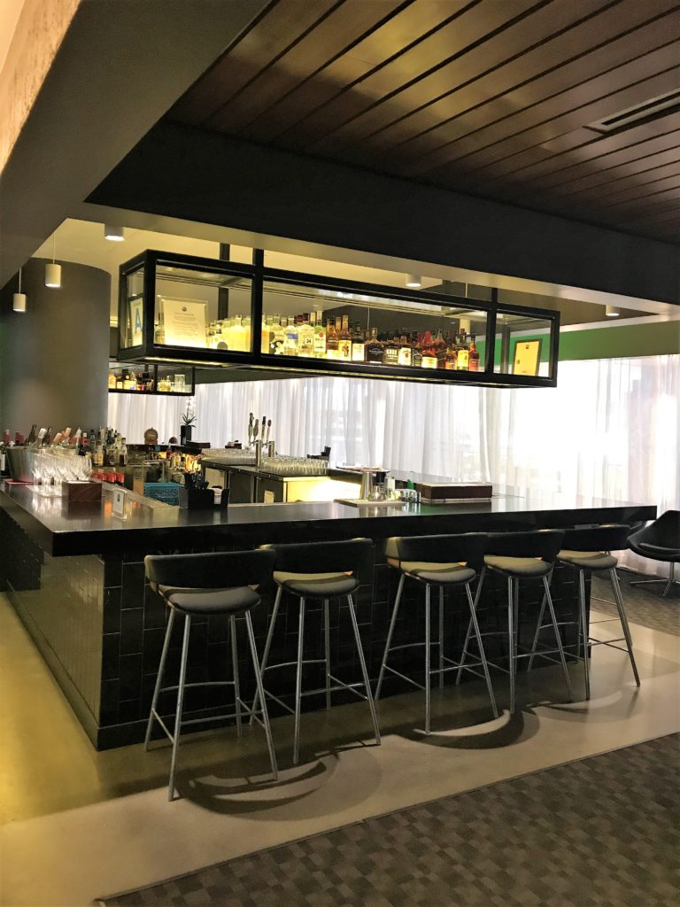 oneworld business class lounge Los Angeles review