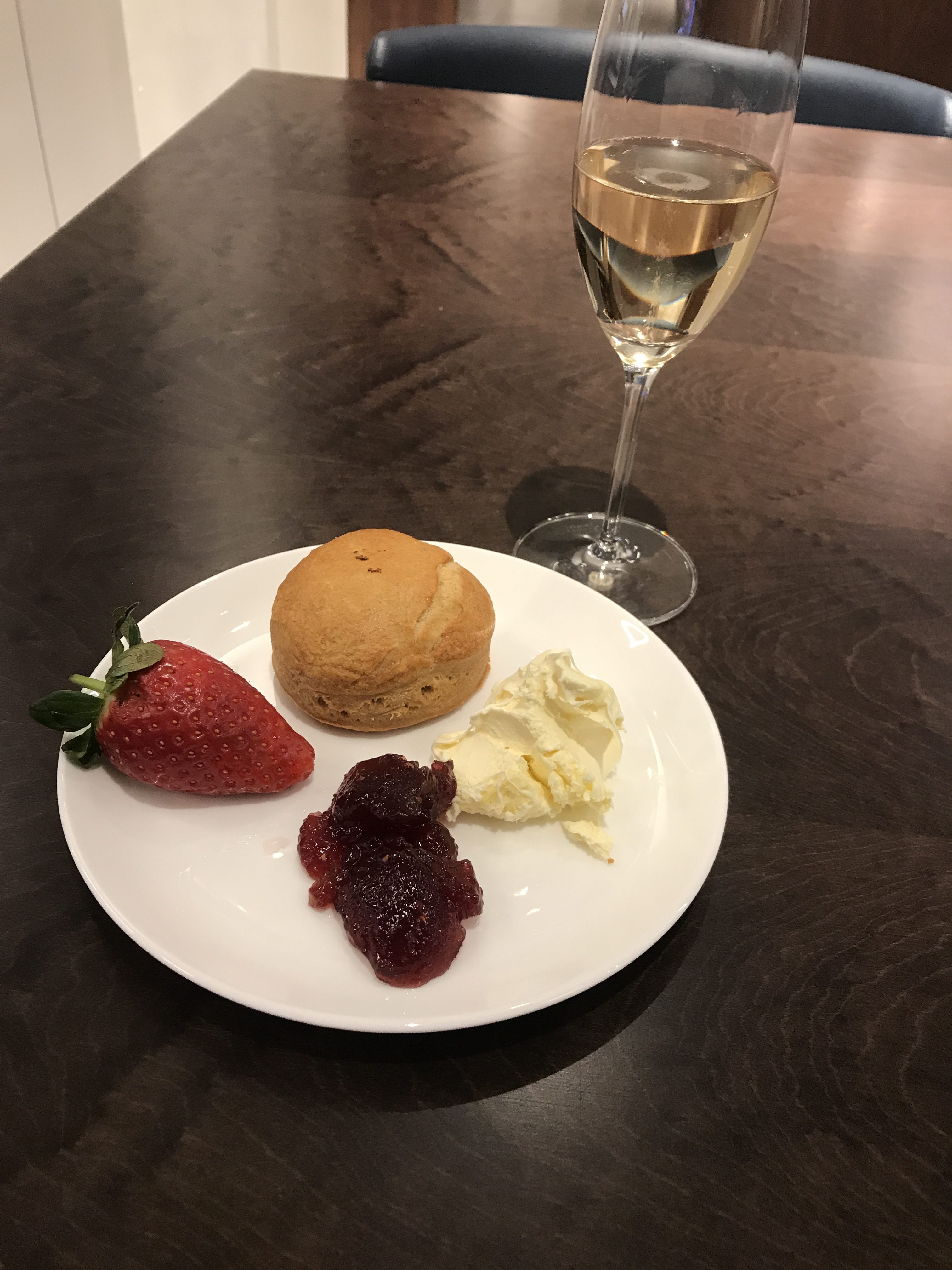 Qantas business & first class new heathrow lounge review T3