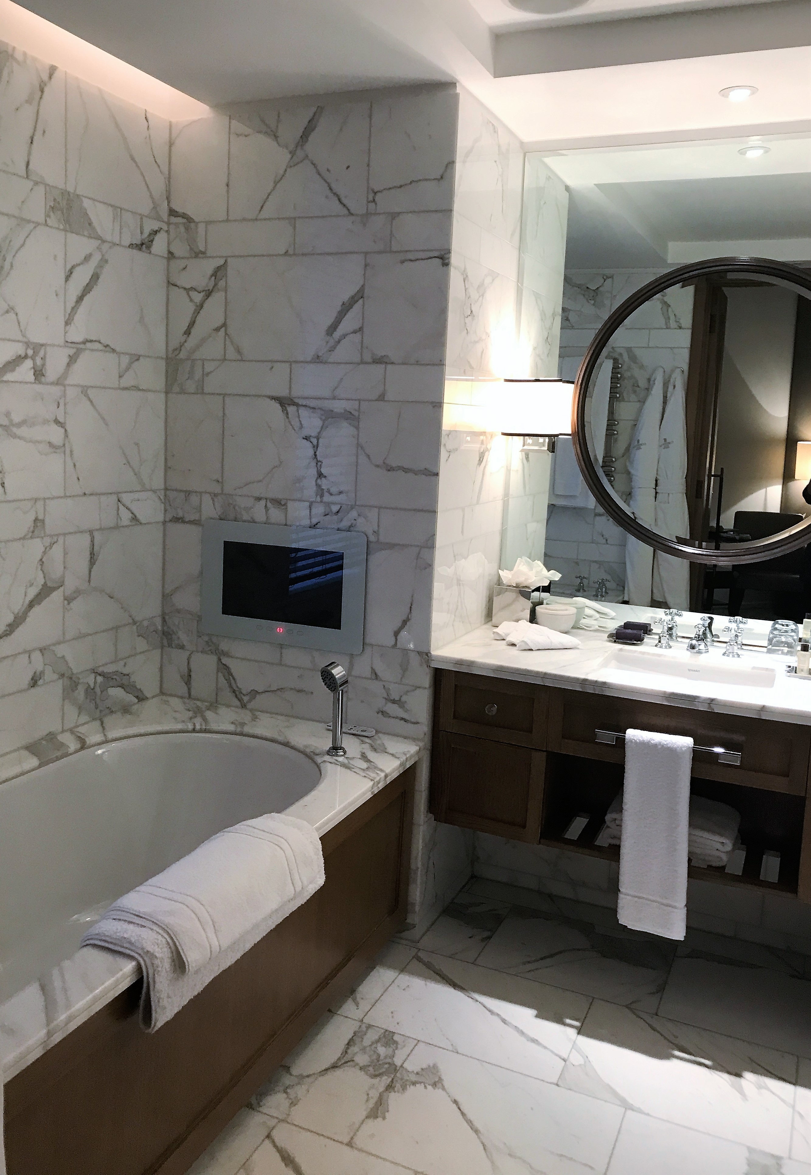 Corinthia Hotel London review superior king bathroom