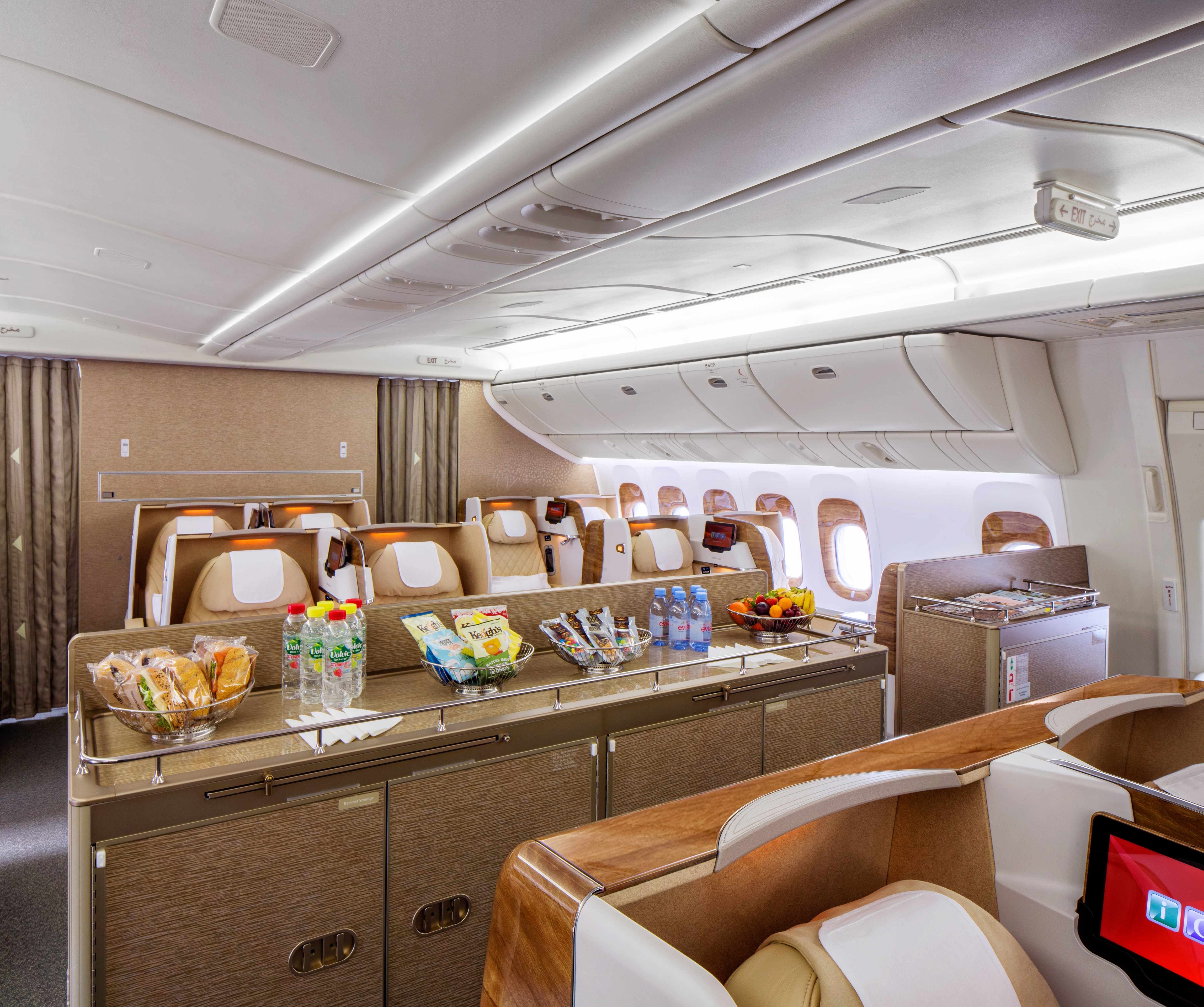 Emirates B777-200LR Business Class Social Area