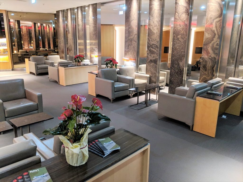 LATAM B787 business class review - Frankfurt to Madrid air canada lounge