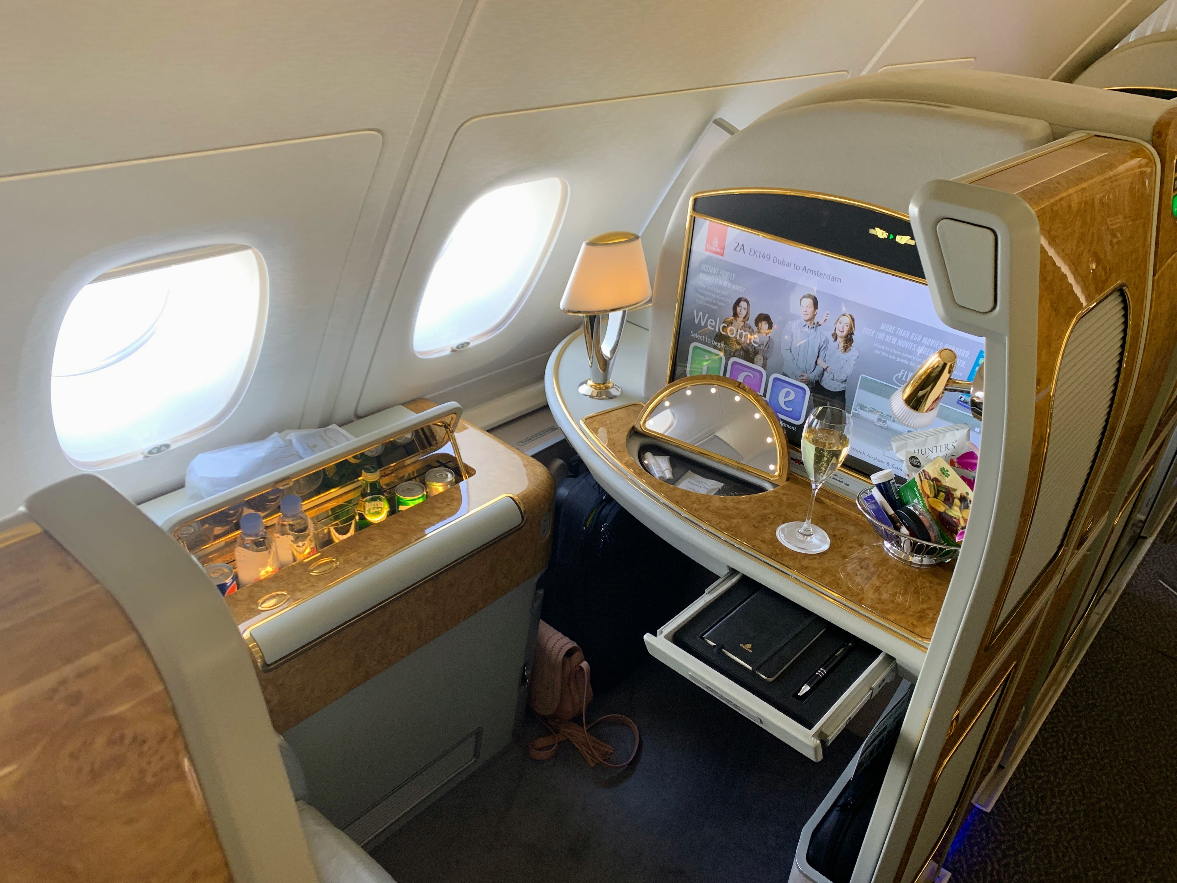 First class 0. Airbus a380 Emirates первый класс. Первый класс Emirates a380. Первый класс Эмирейтс а380. Airbus a380 салон.