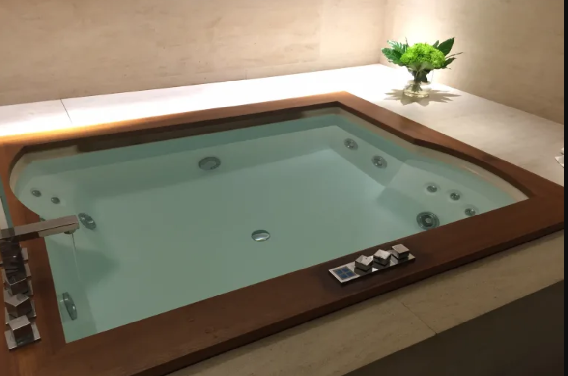 Qatar Airways First Class lounge Jacuzzi