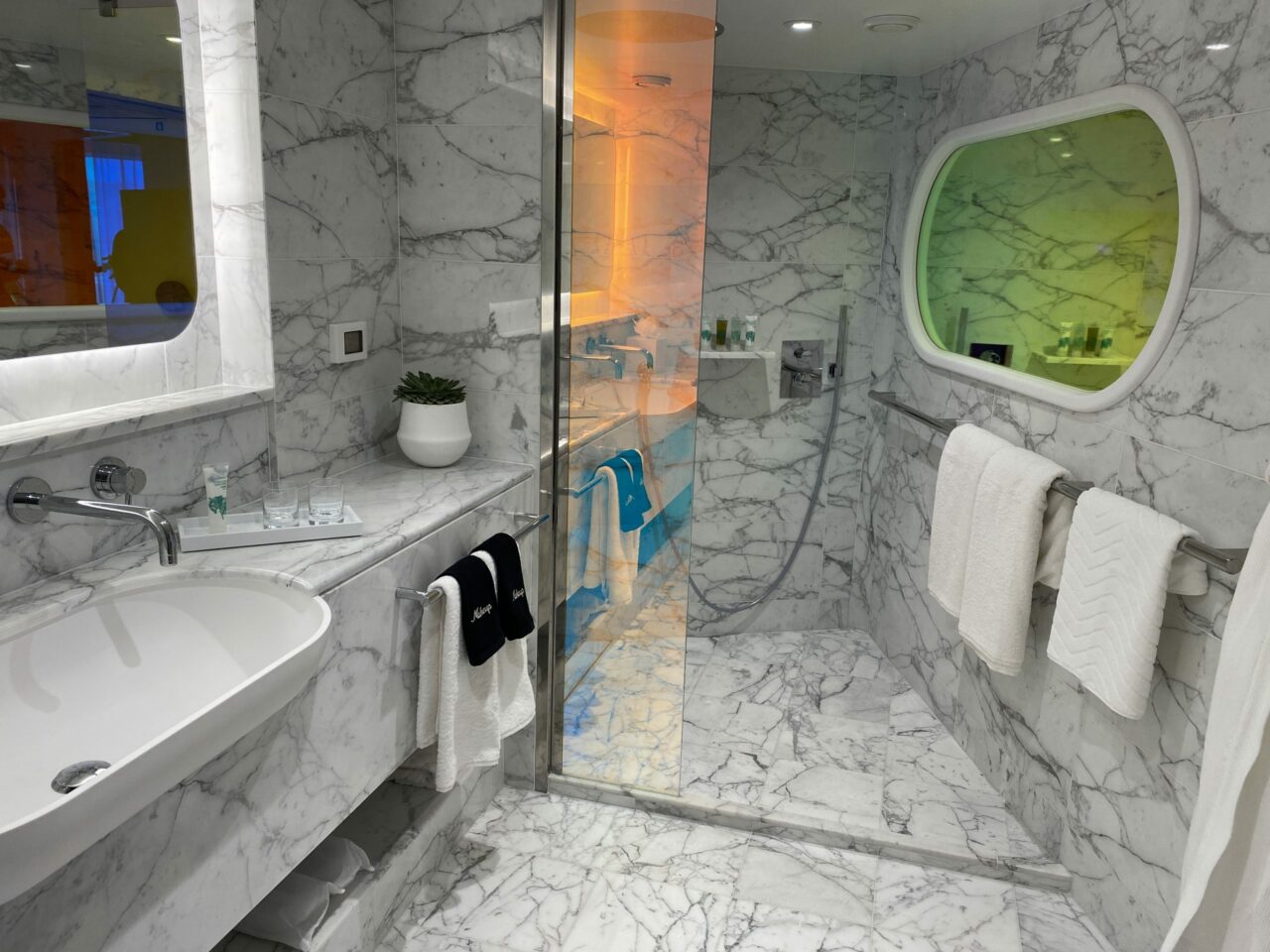 Mega Star Rock Suite Shower Room 