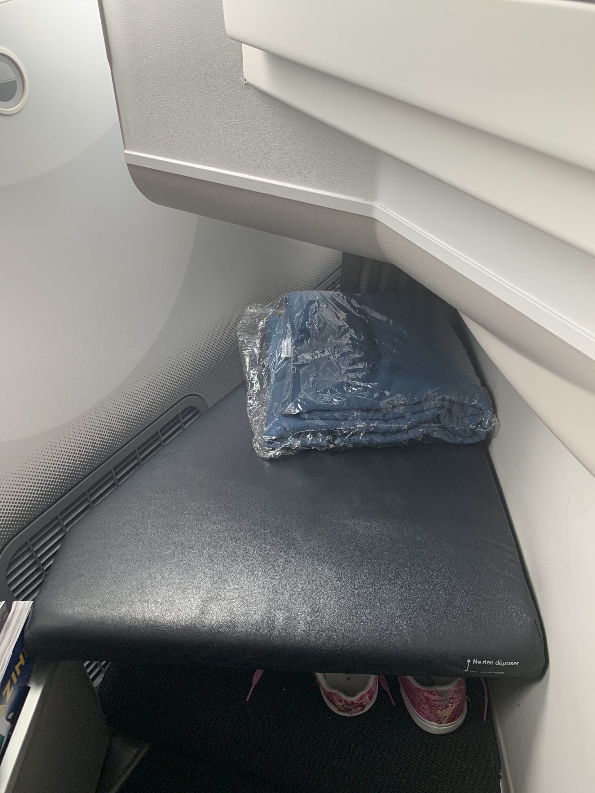 Air France B787 Business Class Small compartment