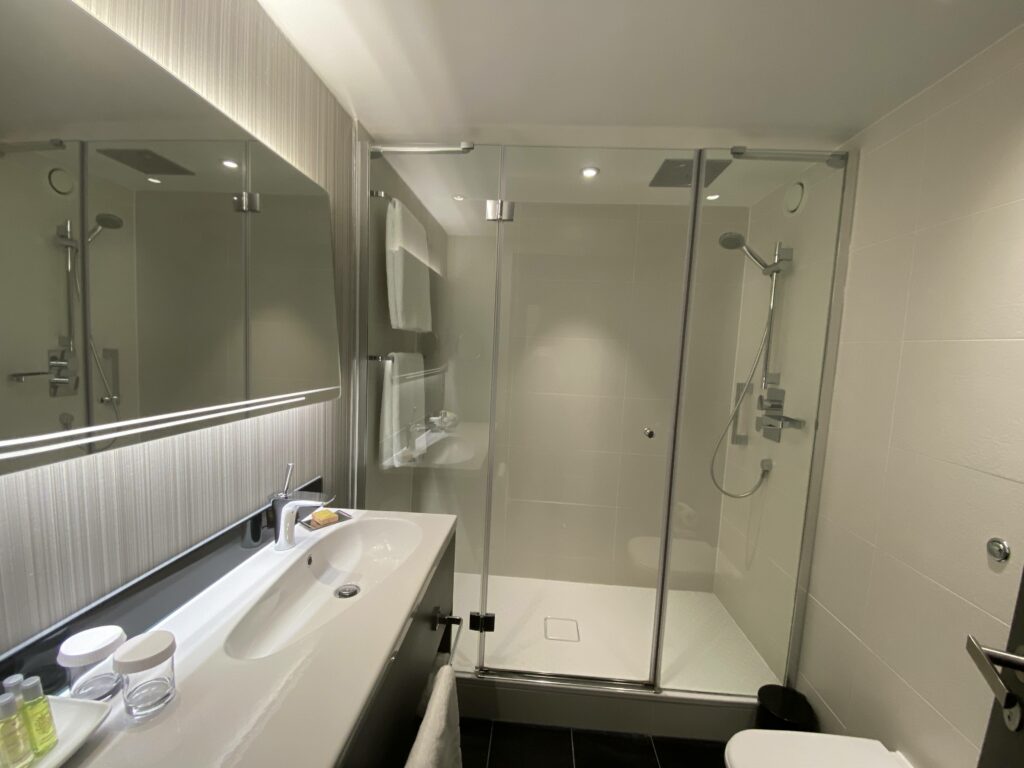 Hilton London Heathrow Airport Terminal 4 Shower Room 