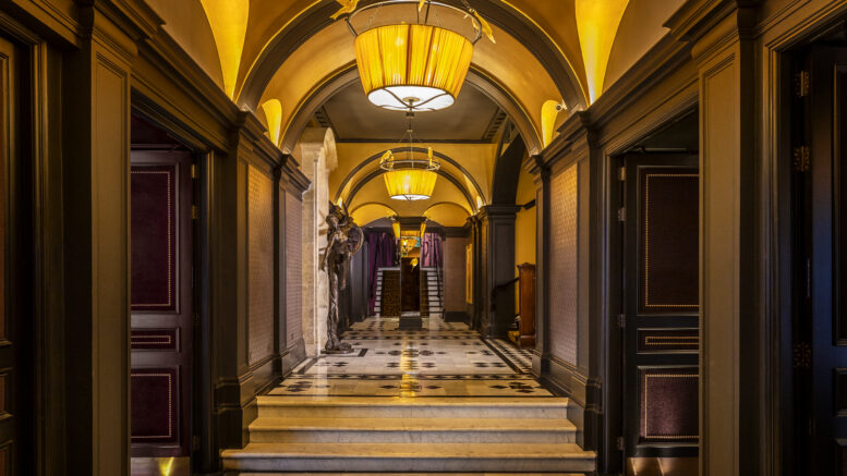 L'Oscar hotel London hallway
