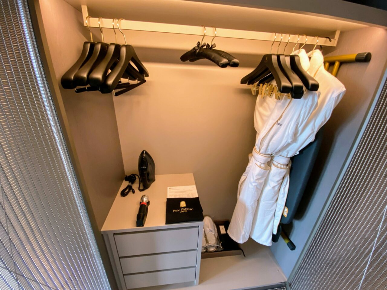 Pan Pacific Hotel London wardrobe