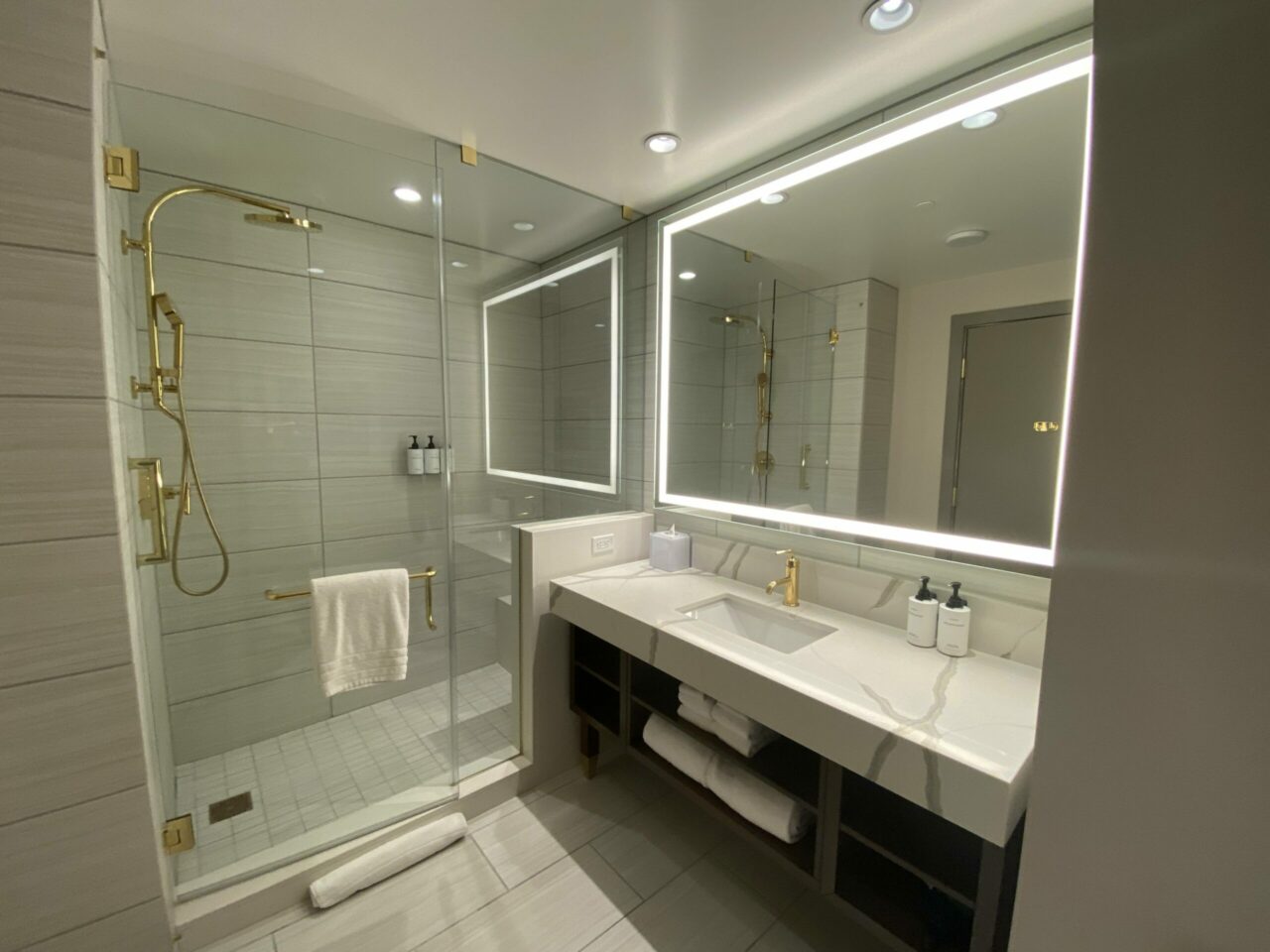 Conrad & Hilton hotels Las Vegas queen room bathroom review 