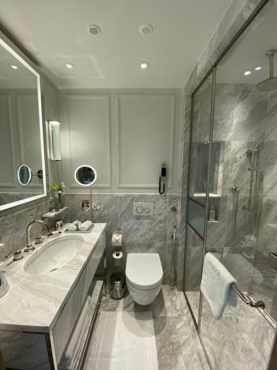 The Carlton Tower Jumeirah Balcony Room Bathroom