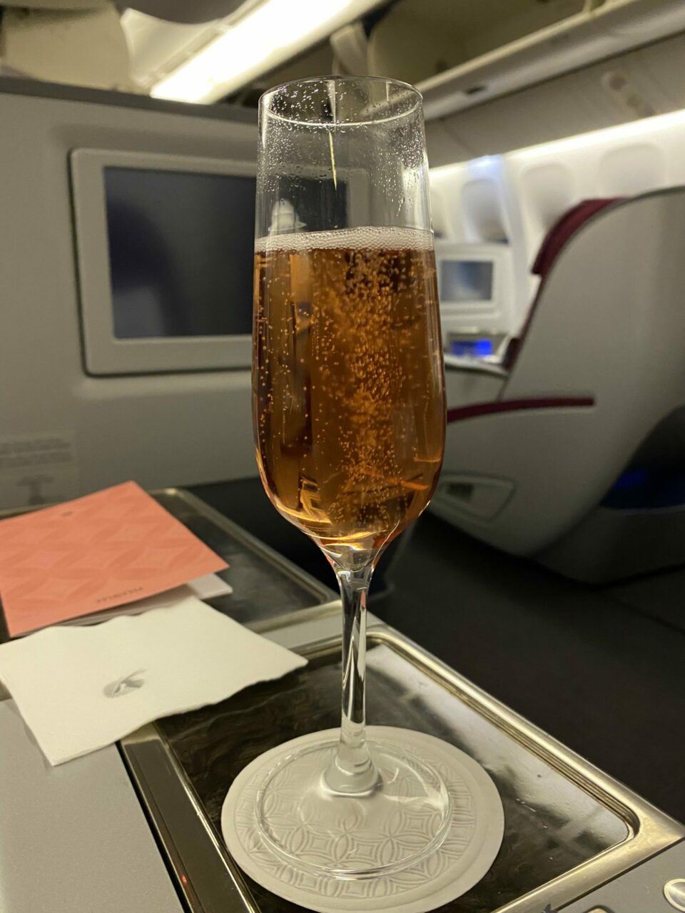 Qatar Airways B777-200 Business class champagne 