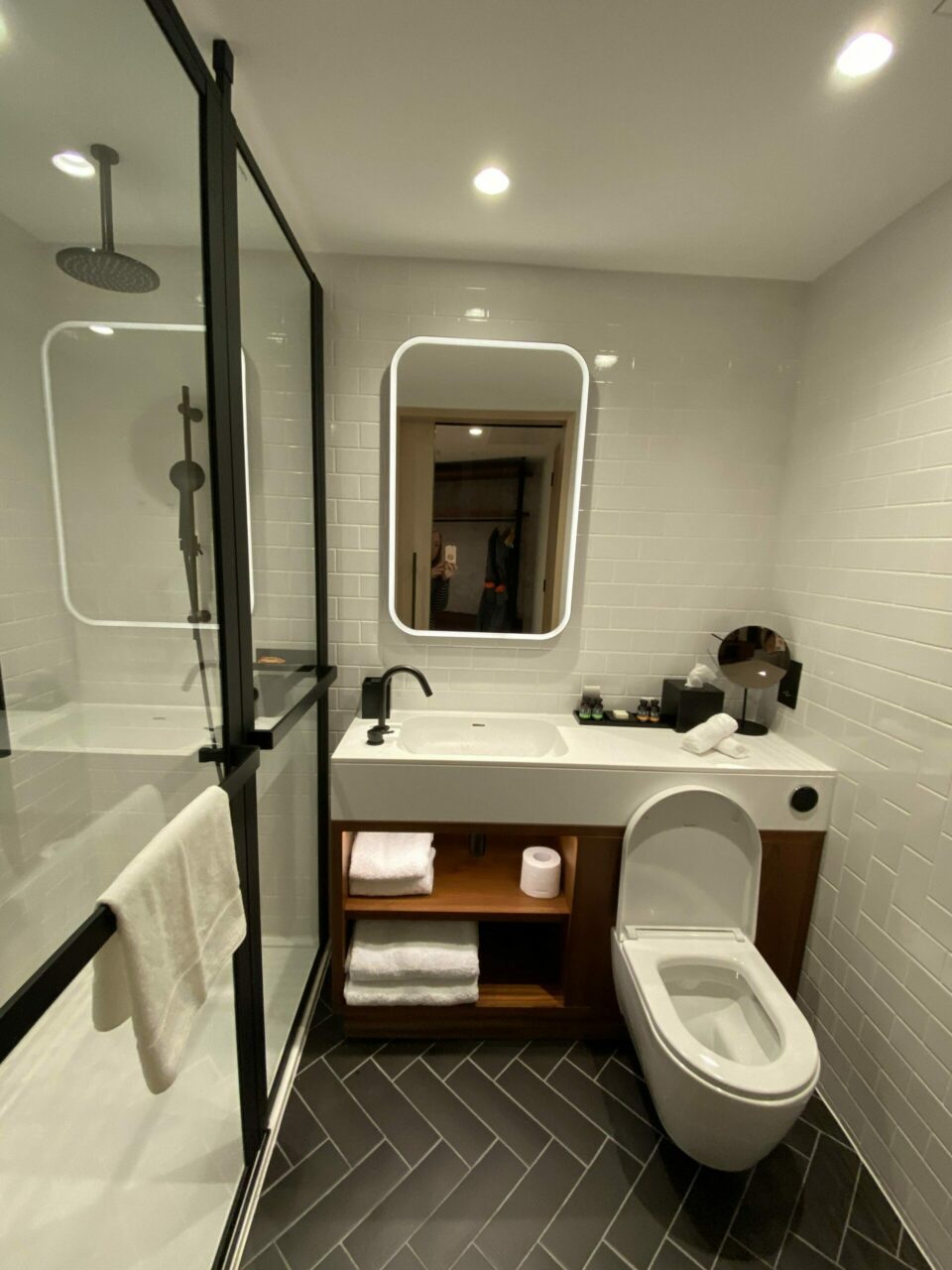 Canopy Hotel by Hilton London City bathroom