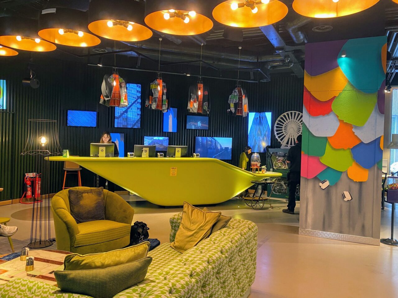 nHow London hotel reception