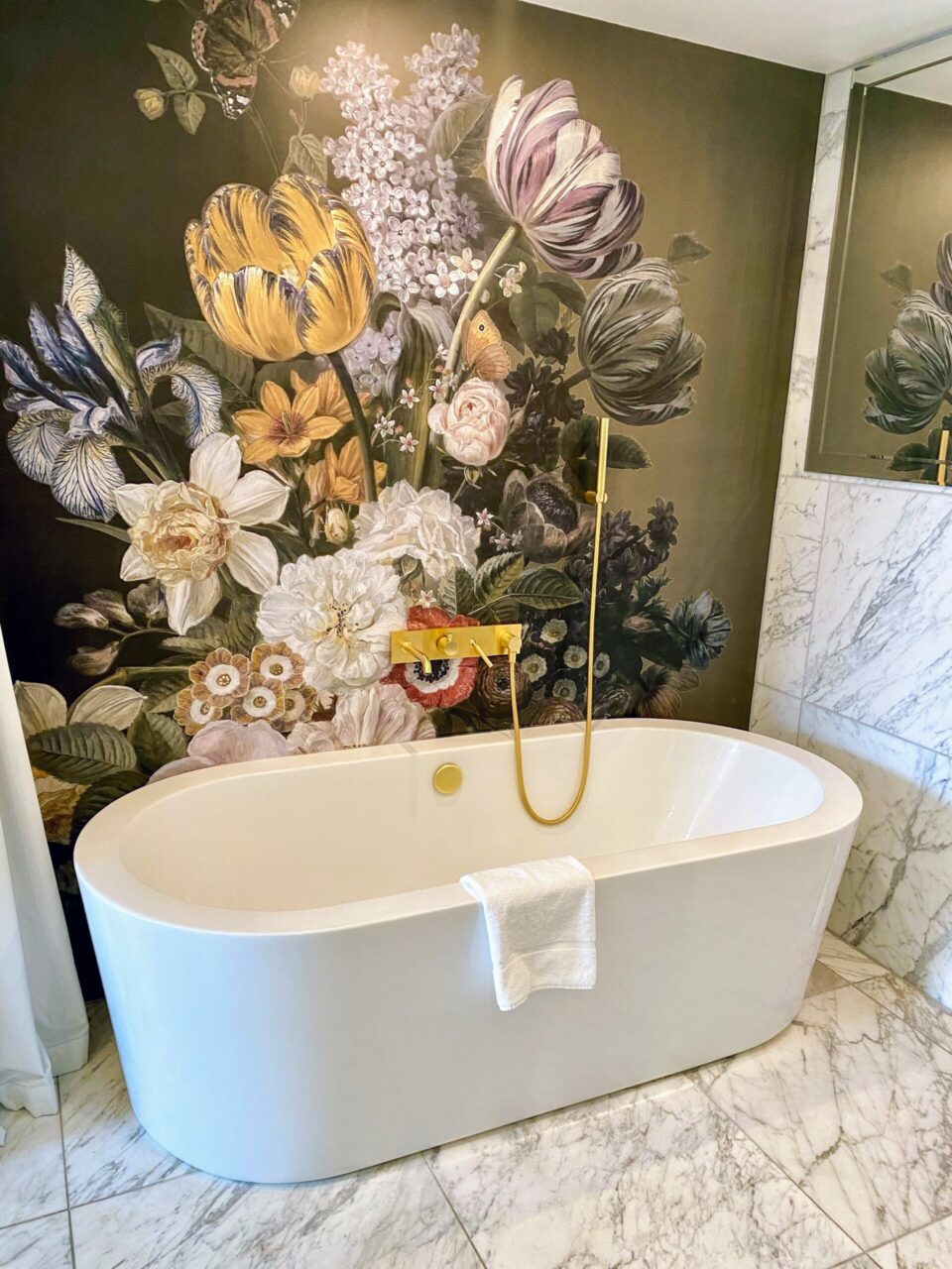 nHow London hotel bathtub 