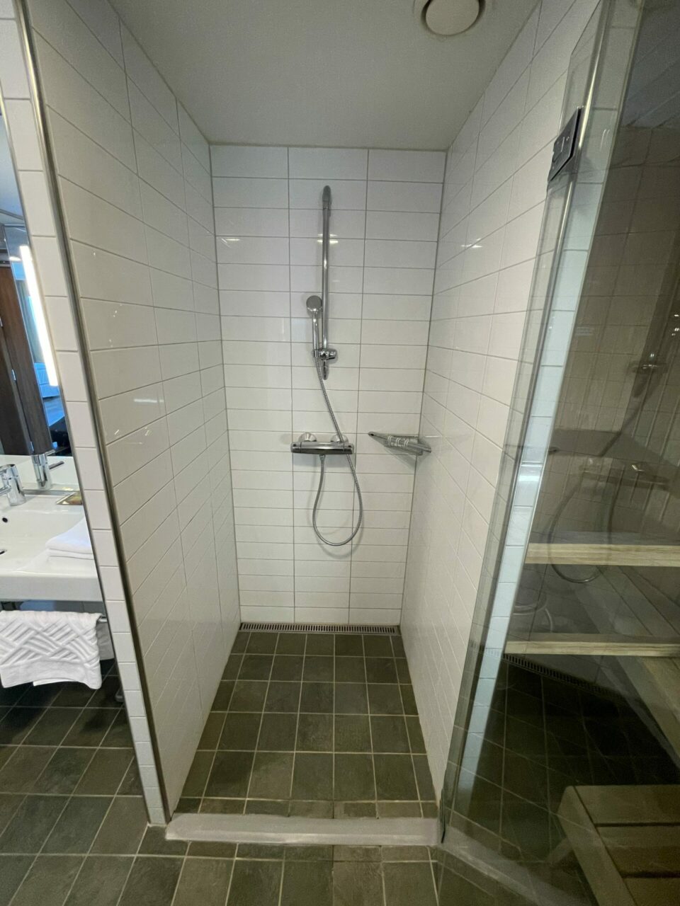 Hilton Helsinki airport bathroom