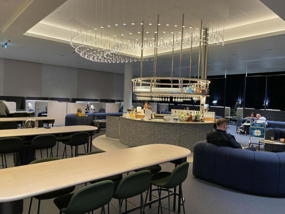 Finnair's new Platinum and business class lounges bar 