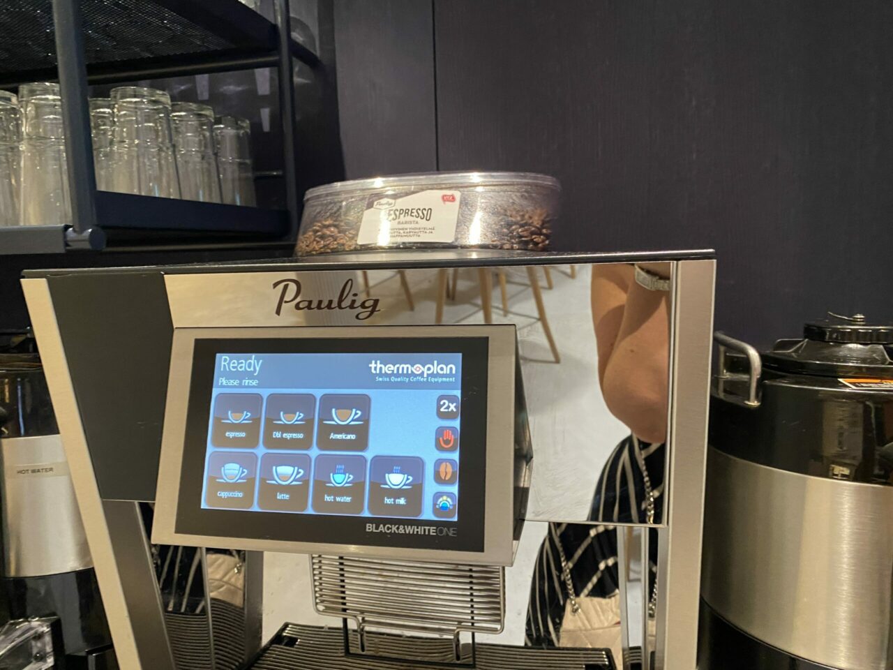 drinks station at Finnair Lounge 