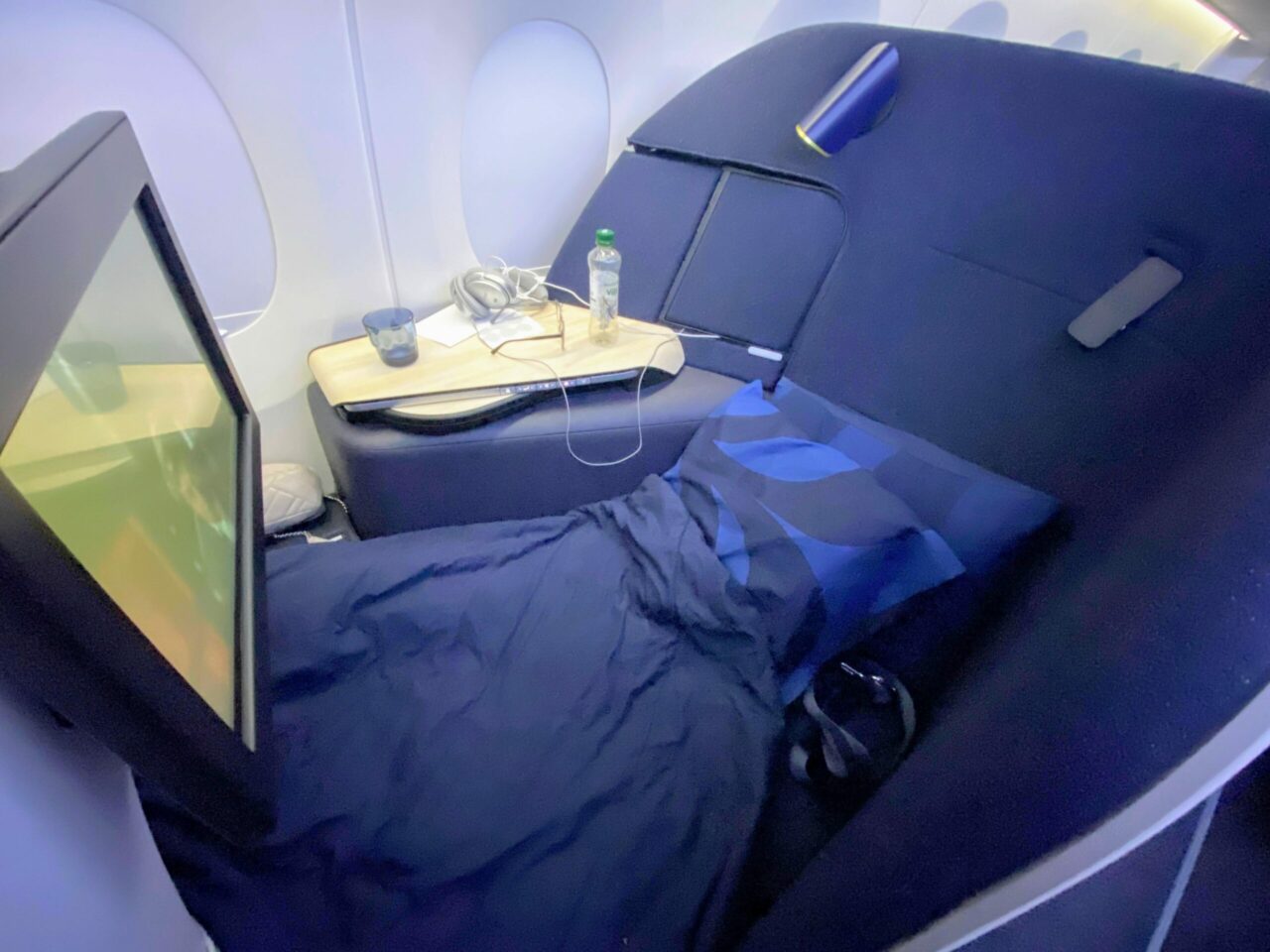 Finnair new A350 business class "AirLounge" non-reclining seat 