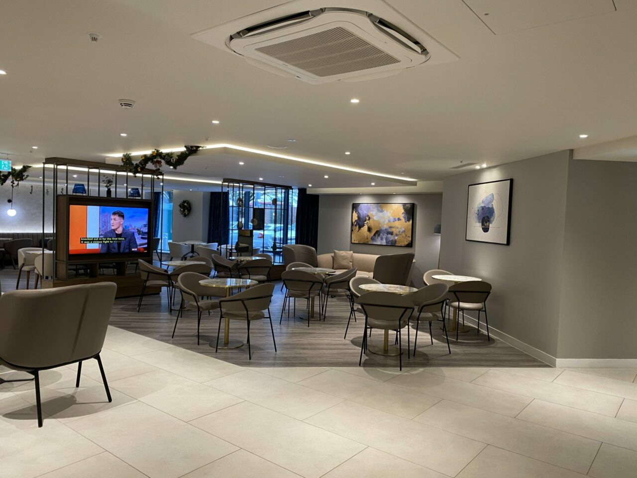 Bar and Restaurant at Courtyard by Marriott London Heathrow Hotel 