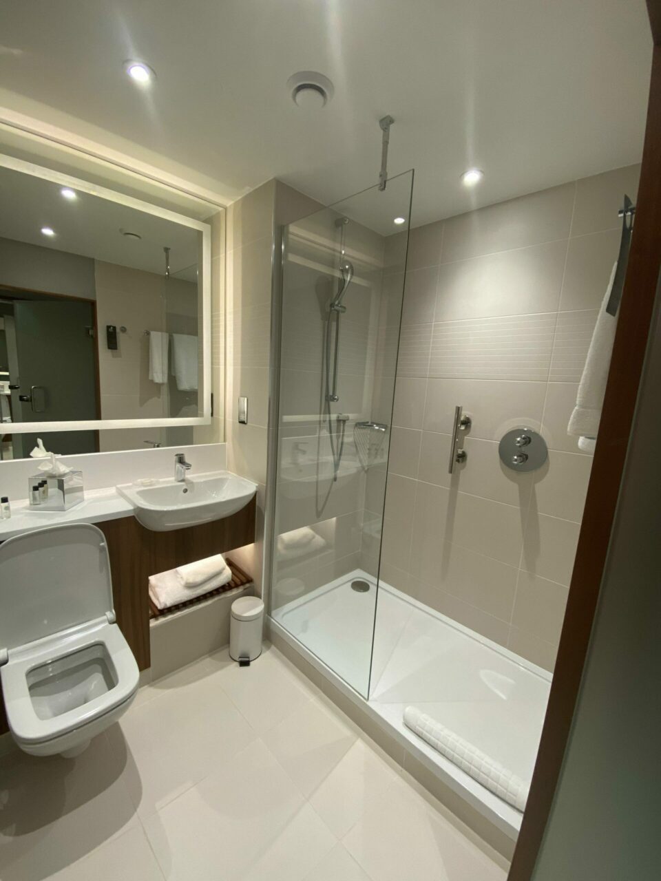 Courtyard by Marriott London Heathrow Hotel Bathroom 