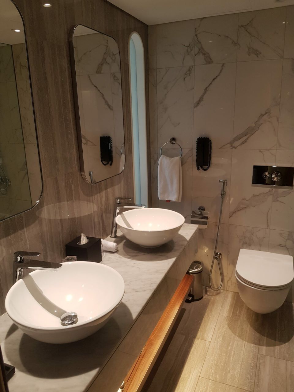 QE2 hotel Dubai bathroom