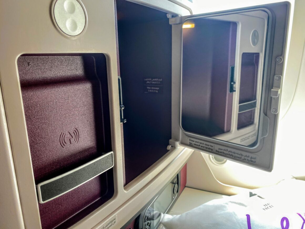 Qatar Airways' new B787-9 business class Premium Suite storage 