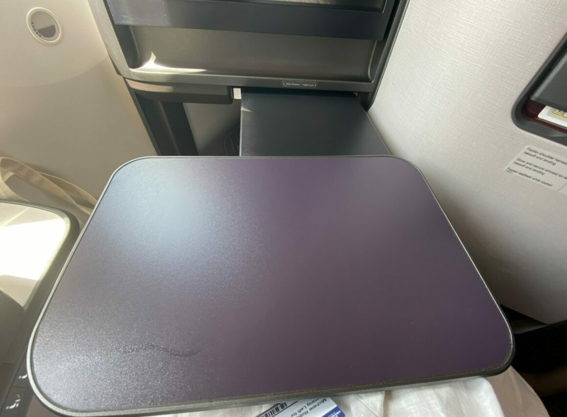 Qatar Airways' new B787-9 business class Premium Suite desk 