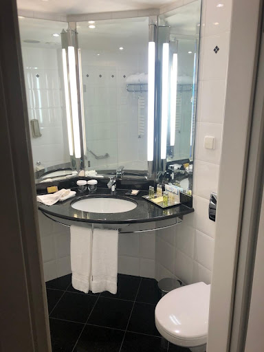 Hilton Berlin bathroom