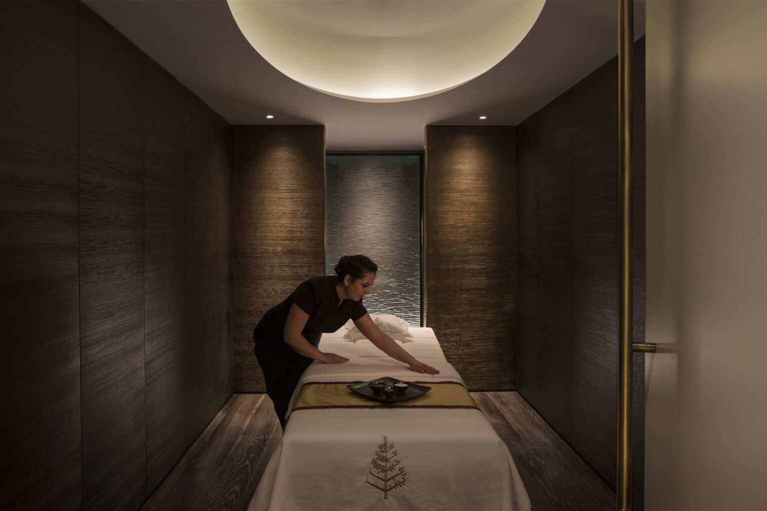 Зеркальное спа. Four Seasons Hotel London at ten Trinity Square 5*. Комнаты медитации в four Seasons. Treatment Rooms Spa. Spa Salon Interior.