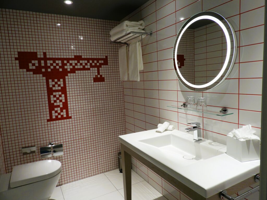 Radisson RED hotel in Glasgow Bathroom
