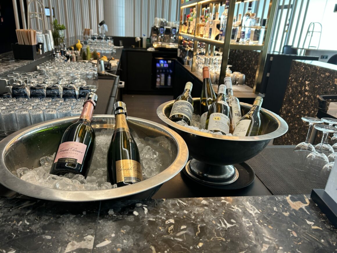 Finnair's new Platinum and business class lounges bar 