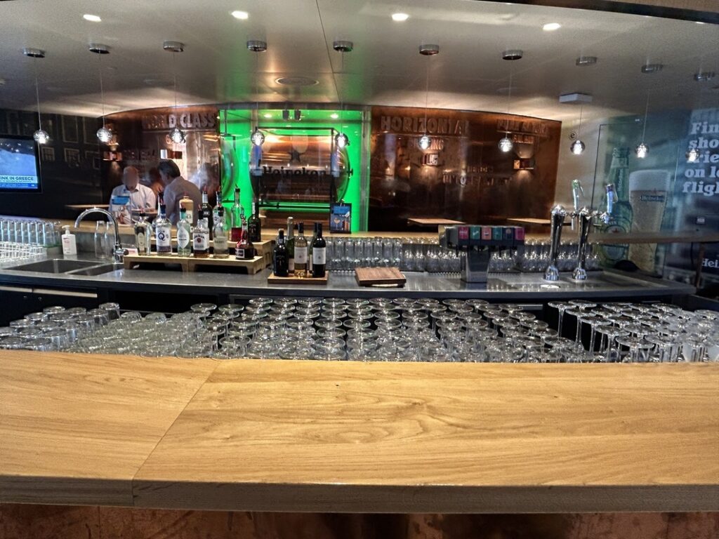 KLM's non Schengen Crown lounge Bar 