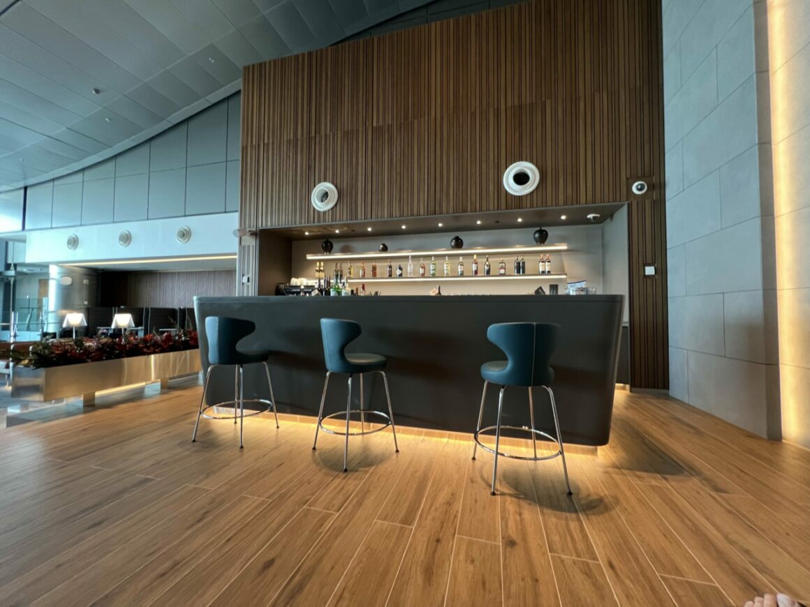 Qatar Airways new lounges Doha bar area 