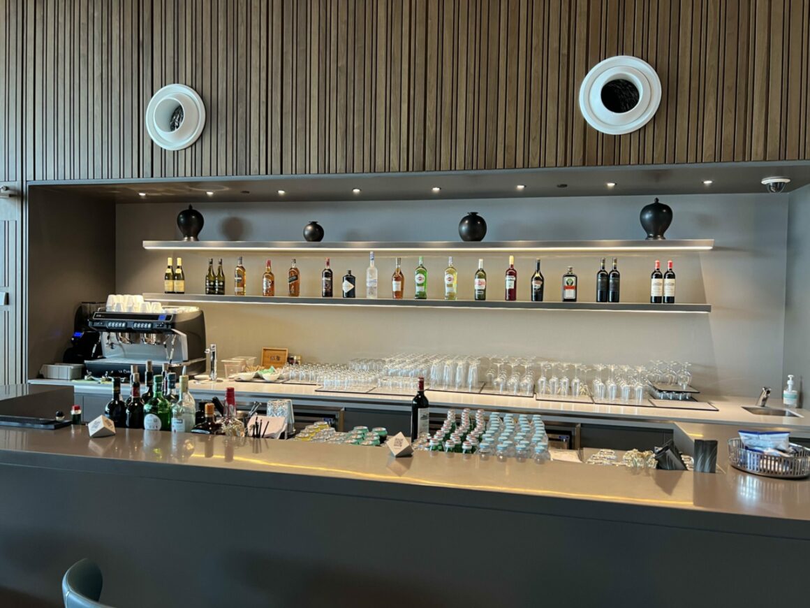 Qatar Airways new lounges Doha bar 