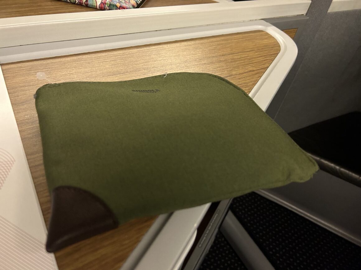 American Airlines B777-300ER Business Class pillow 
