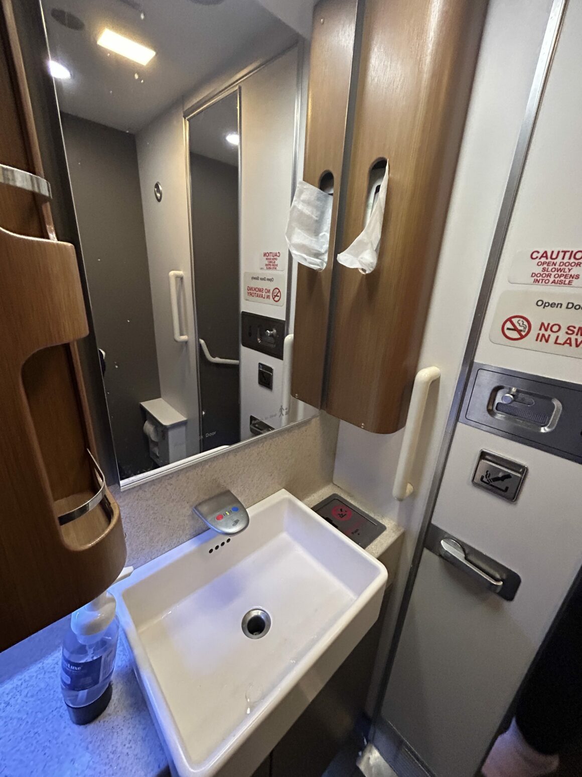 American Airlines B777-300ER Business Class sink 