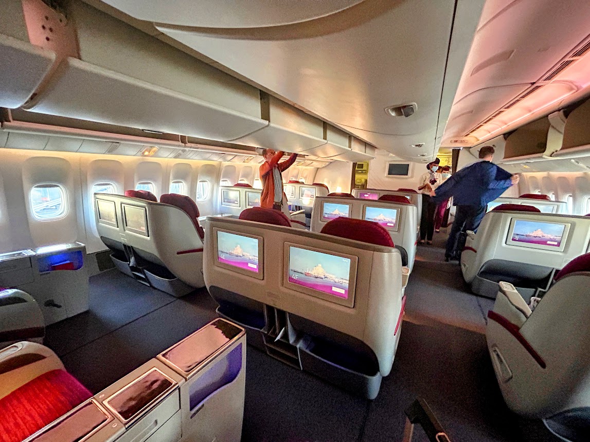 Qatar Airways B777-300ER business class cabin 