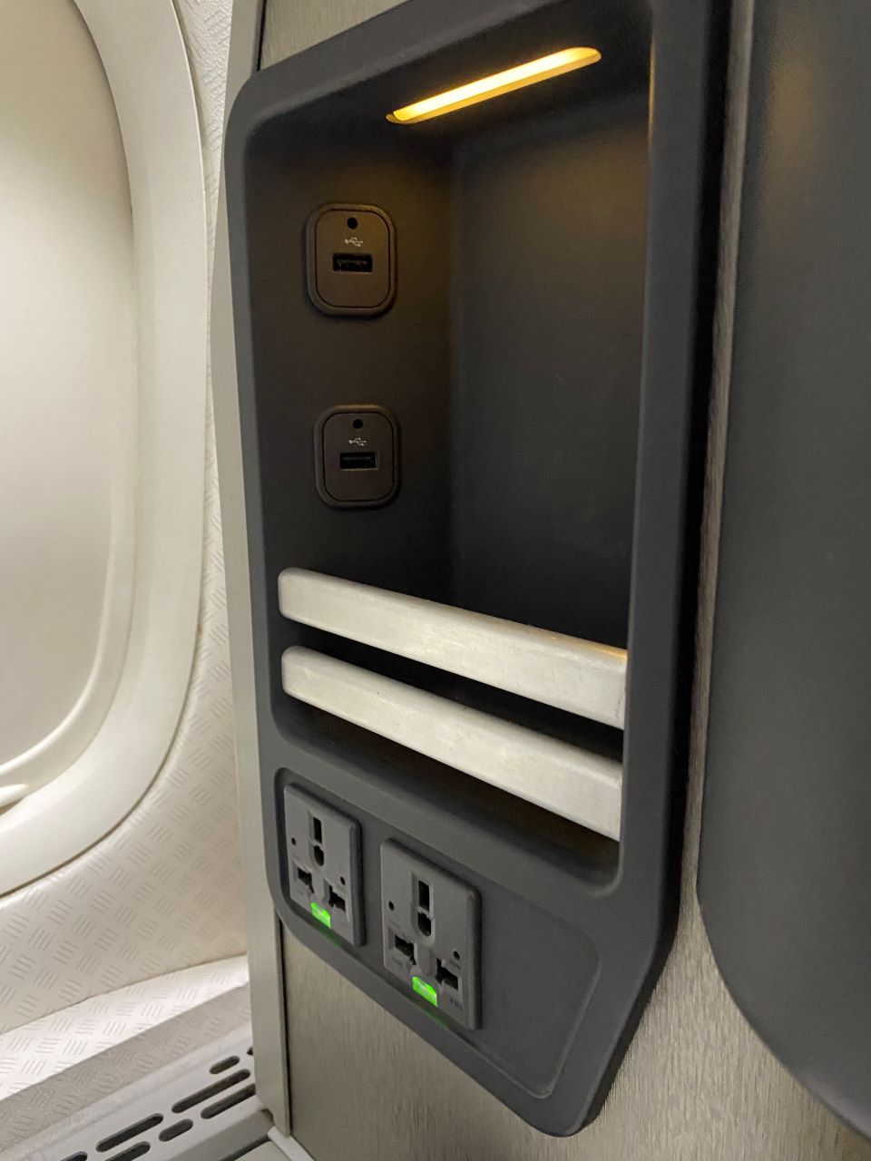 American Airlines business class usb socket