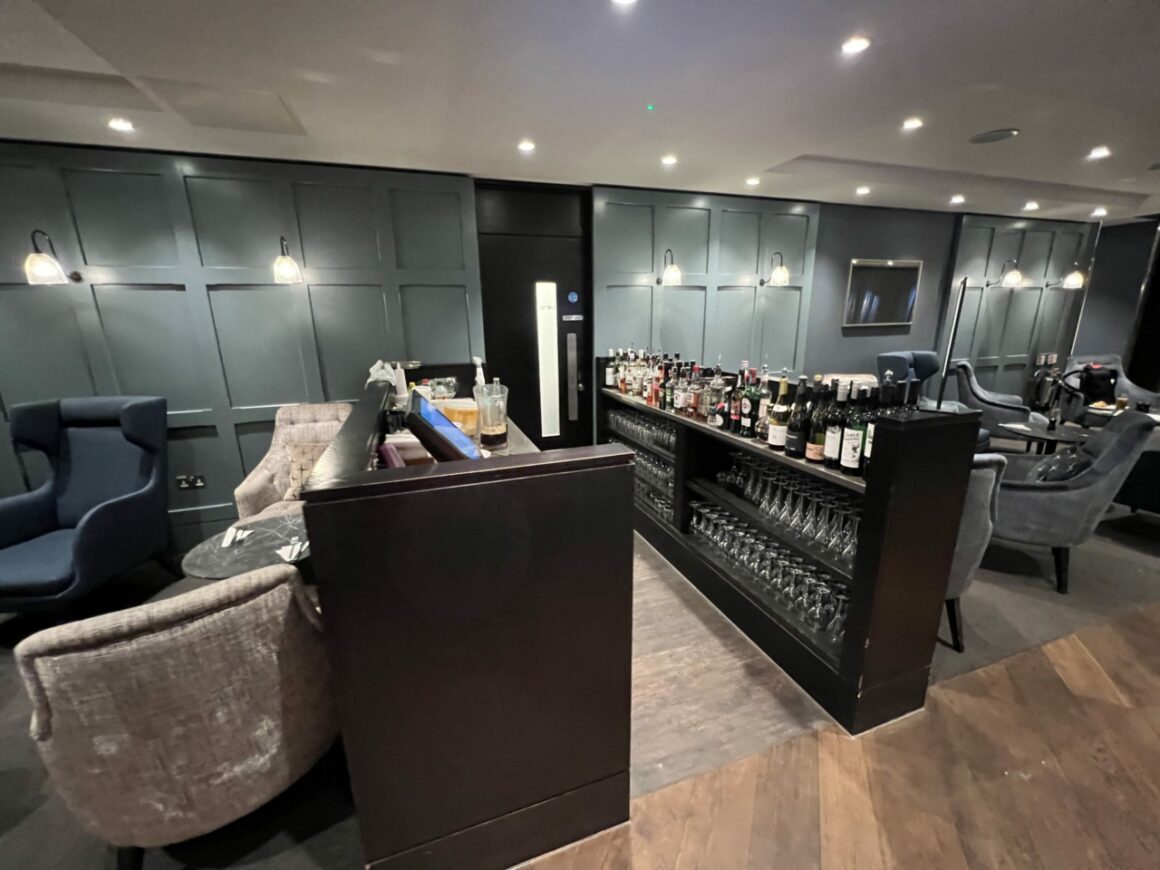 Gatwick's Premium Clubroom Lounge bar