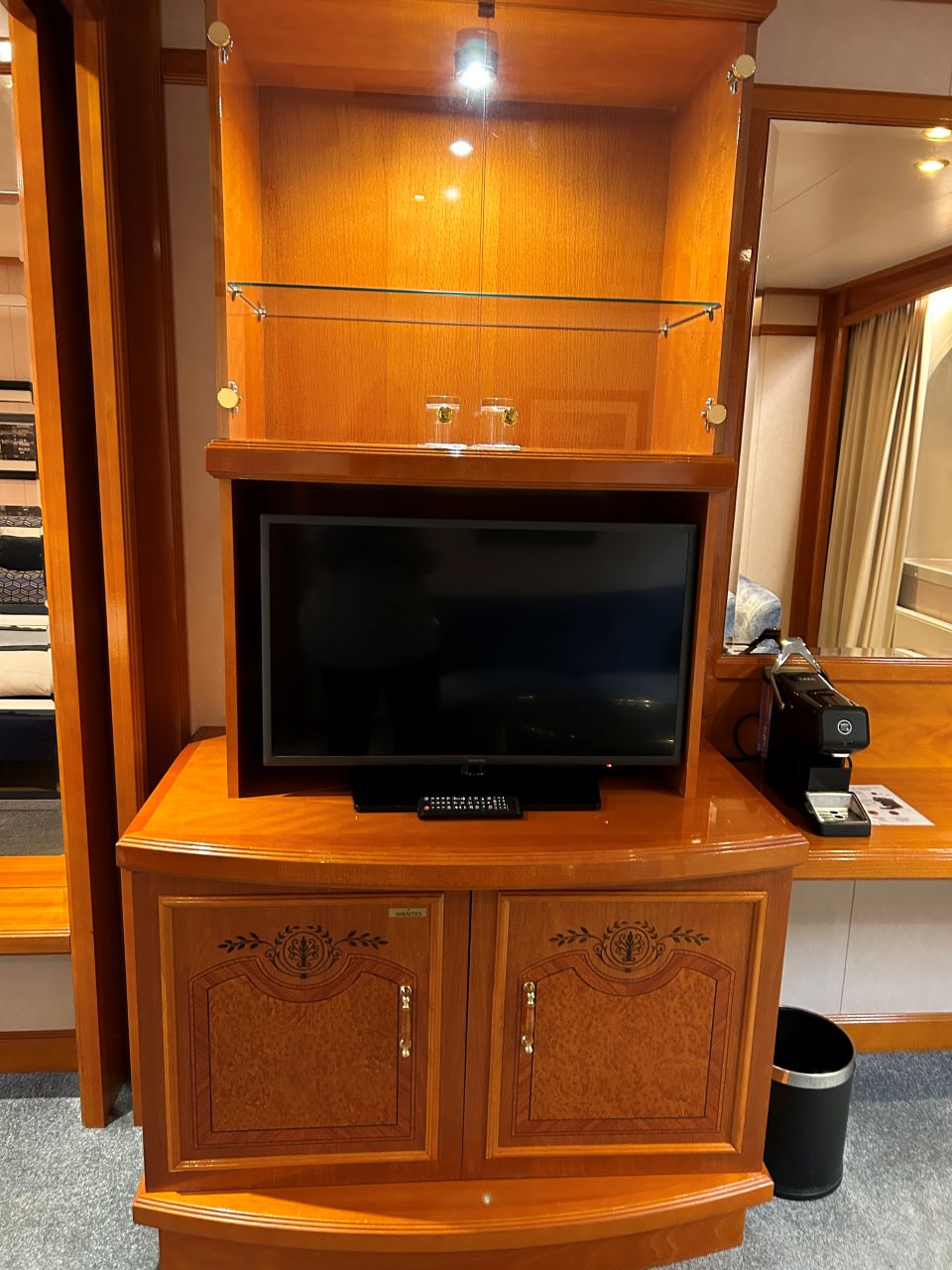 Sunborn London Yacht Hotel TV