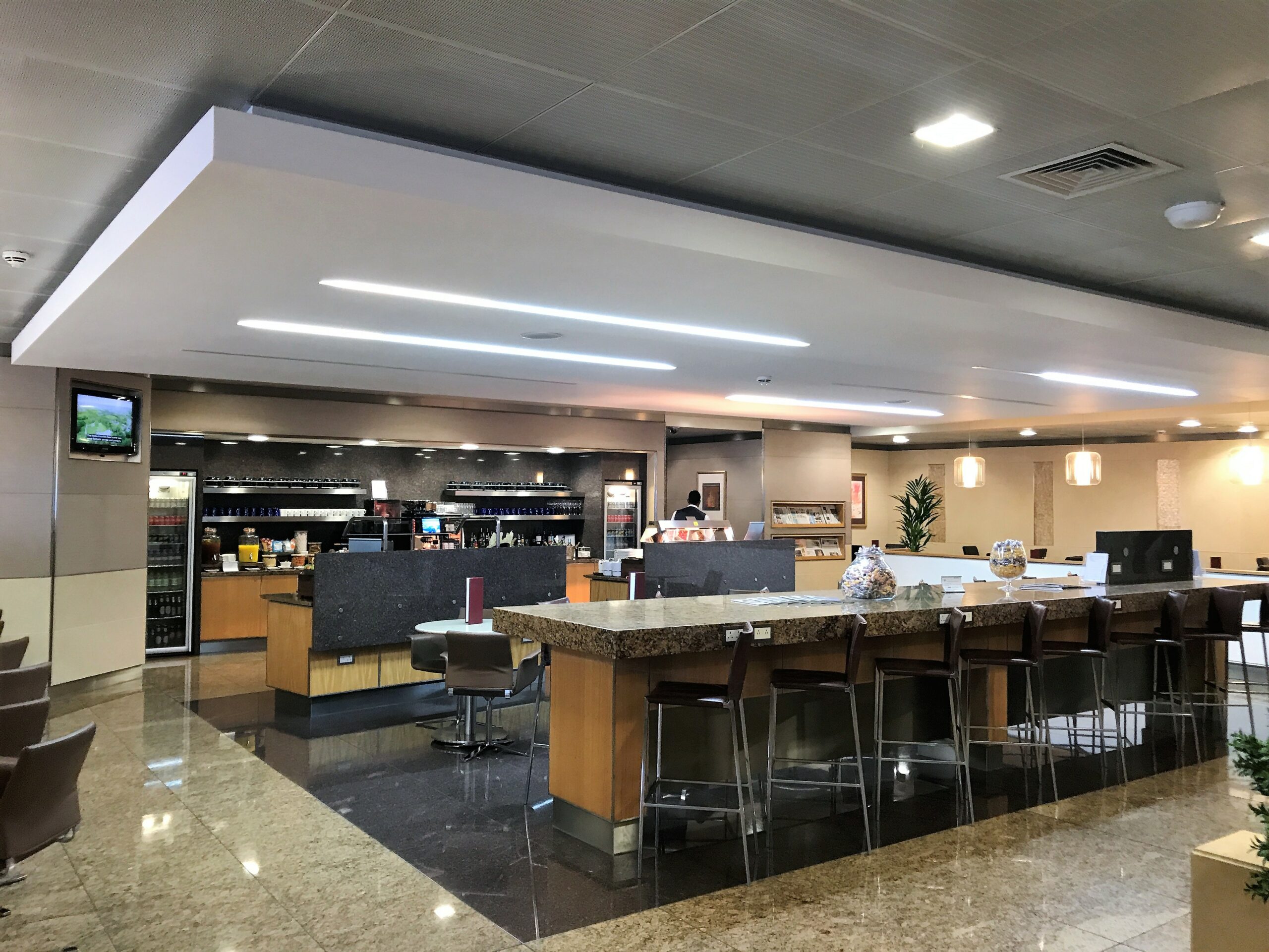 AA First lounge T3