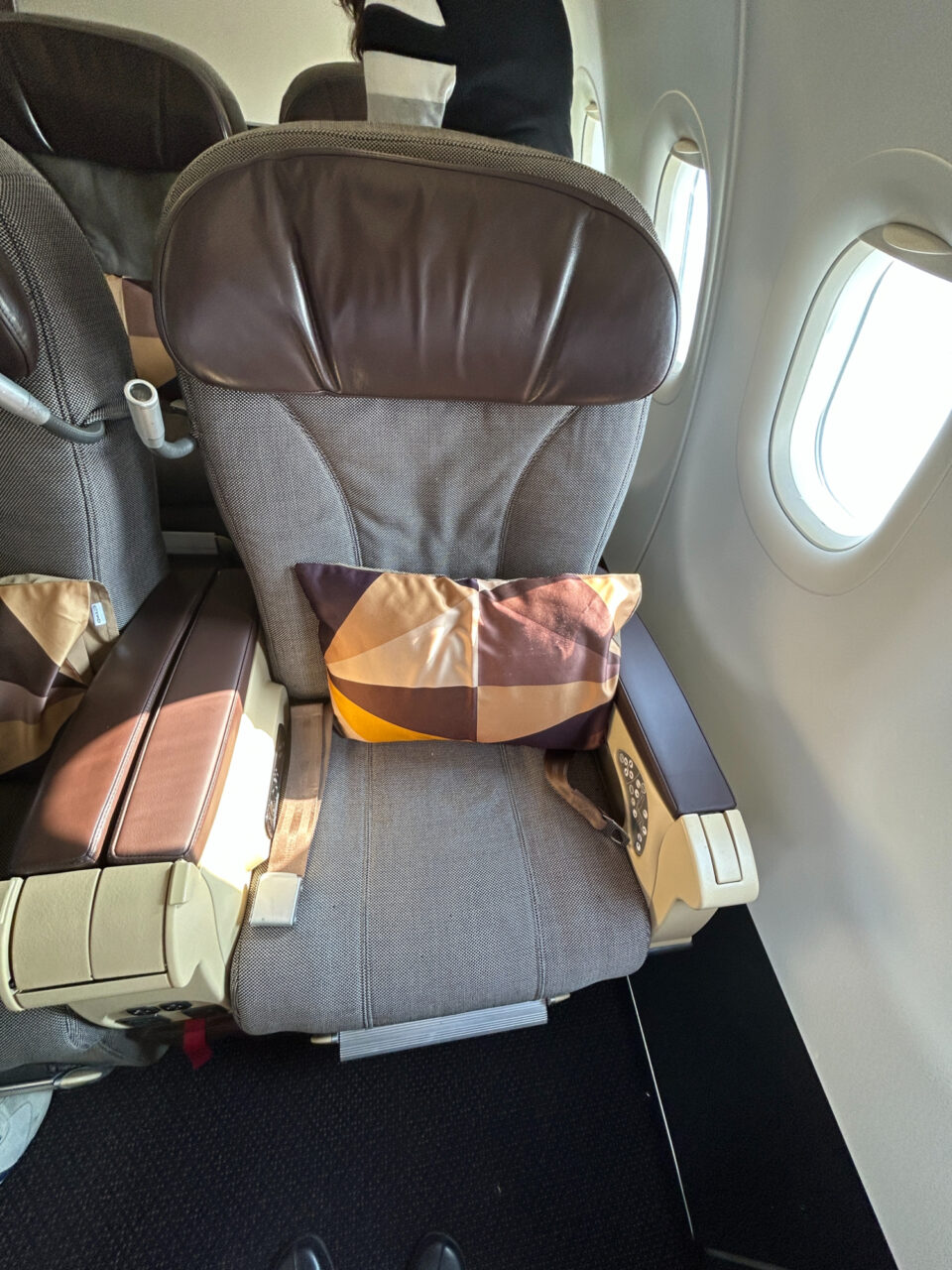 Etihad A320-200 business class solo seat 