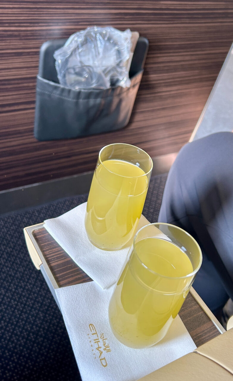 Etihad A320-200 business class juice 