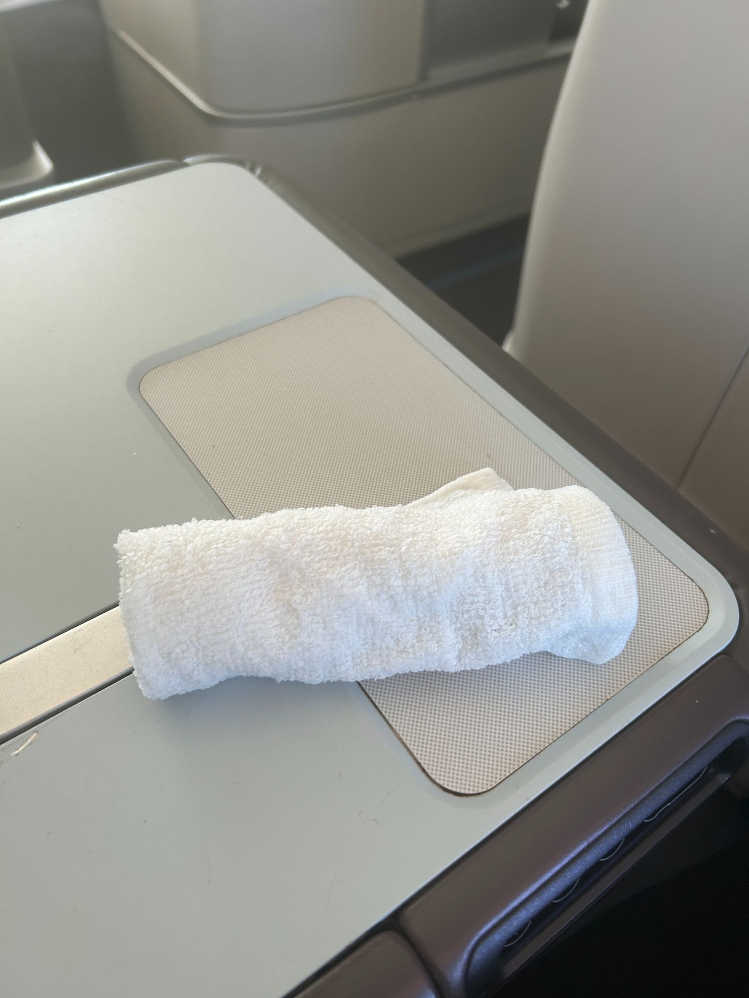 FlyDubai B737 MAX business class hot towel 