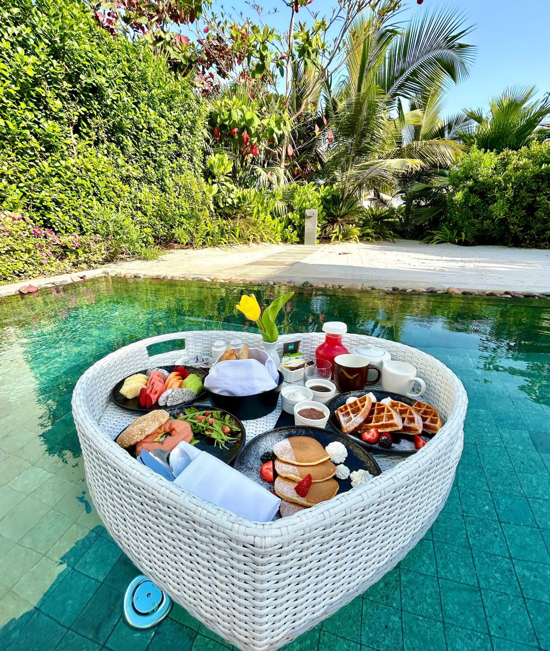 Mövenpick Resort Al Marjan Breakfast in the pool