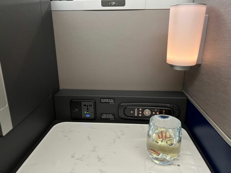 United Airlines B787-9 Business Class desk 