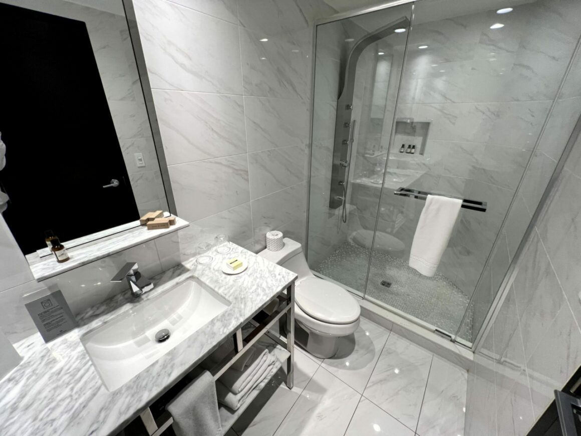 Hotel William Gray Shower Room